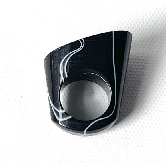 Vintage Size 5 Lucite Black Swirl Ring Oval Slanted Flat Top Geometric Mod - Picture 6 of 10